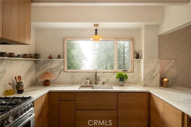 Detail Gallery Image 10 of 31 For 28443 Altamont Ct, Lake Arrowhead,  CA 92352 - 3 Beds | 2/1 Baths