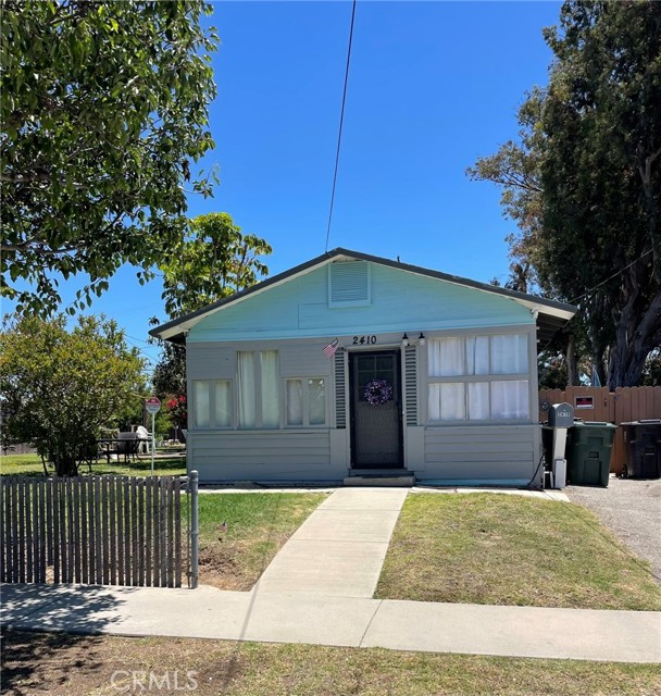 2410 Florida Street, Huntington Beach CA: https://media.crmls.org/medias/a895323e-583b-4048-8ccd-2c9a61aaf064.jpg
