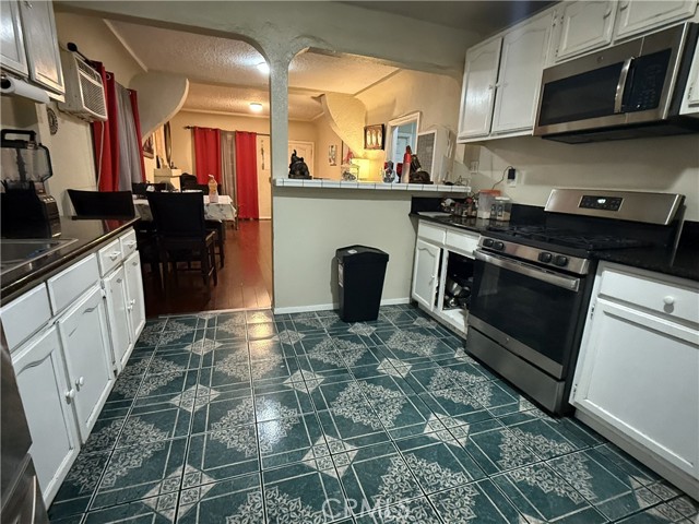 Detail Gallery Image 9 of 25 For 1524 E 75th, Los Angeles,  CA 90001 - 4 Beds | 2 Baths