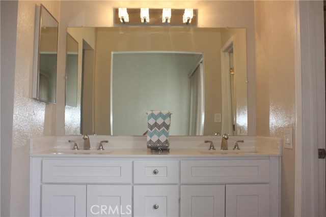 Detail Gallery Image 9 of 22 For 17041 a Ln #B,  Huntington Beach,  CA 92647 - 2 Beds | 2 Baths