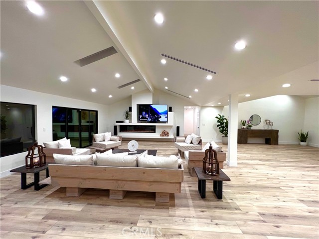 20301 Reaza Place, Woodland Hills CA: https://media.crmls.org/medias/a89a873f-0b46-4cb9-8bdd-6b444f96305f.jpg