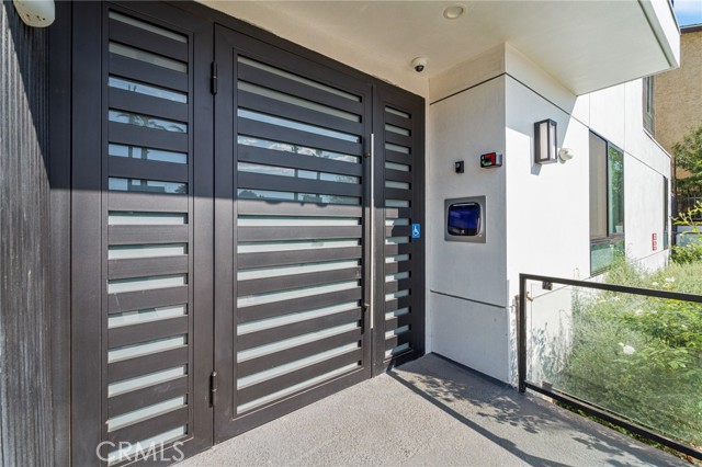 Detail Gallery Image 5 of 20 For 7510 Sepulveda Bld #102,  Van Nuys,  CA 91405 - 3 Beds | 2 Baths