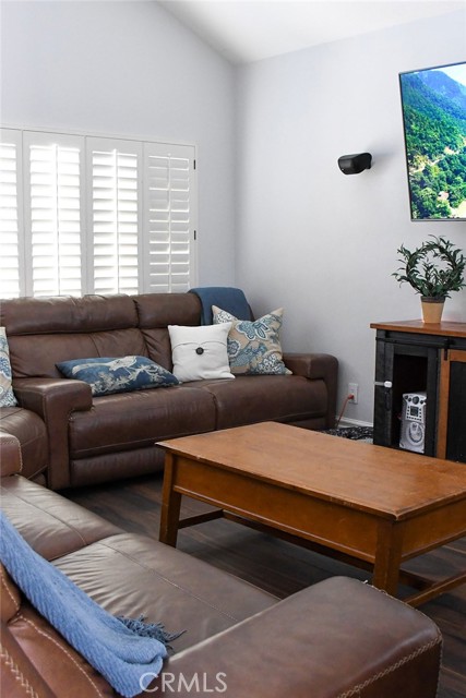 Detail Gallery Image 13 of 17 For 28338 Maxine, Saugus,  CA 91350 - 4 Beds | 3 Baths