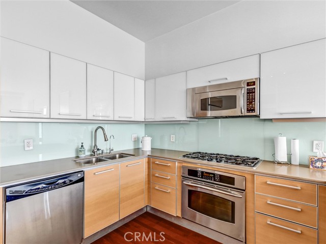 Detail Gallery Image 9 of 32 For 801 S Grand Ave #1812,  Los Angeles,  CA 90017 - 2 Beds | 2 Baths
