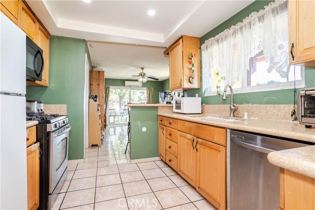 Detail Gallery Image 6 of 24 For 12446 Herrick, Sylmar,  CA 91342 - 6 Beds | 3 Baths