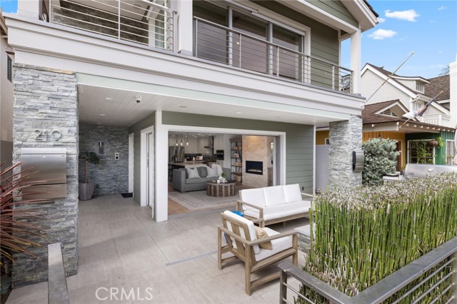 Detail Gallery Image 3 of 26 For 219 Diamond Ave, Newport Beach,  CA 92662 - 3 Beds | 3 Baths