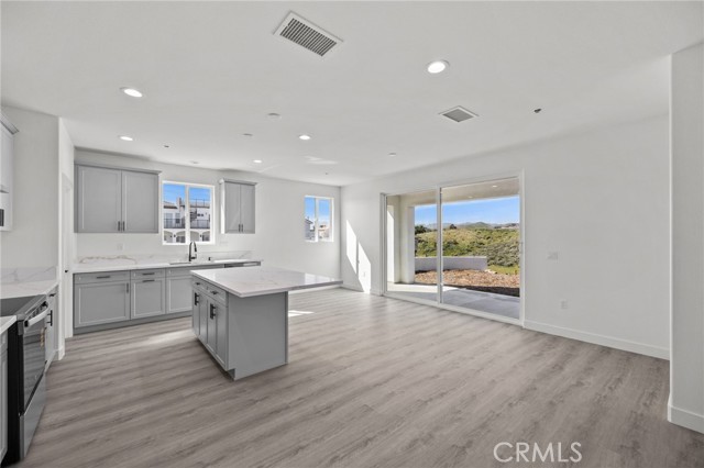 Detail Gallery Image 4 of 27 For 16765 La Bella Villa, Riverside,  CA 92503 - 5 Beds | 3 Baths