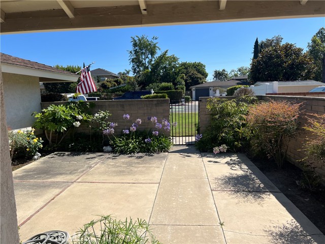 296 E 19th Street, Costa Mesa CA: https://media.crmls.org/medias/a8a2eb14-63e4-4d15-b7e0-59cce2618501.jpg