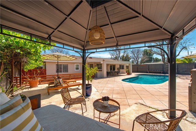 Detail Gallery Image 2 of 29 For 2041 Lupin St, Simi Valley,  CA 93065 - 3 Beds | 2 Baths