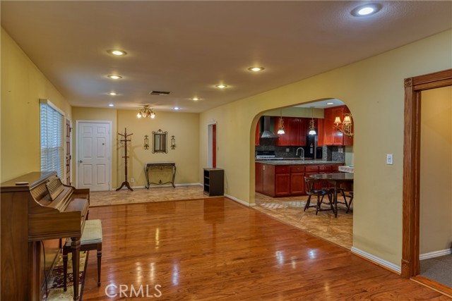 Detail Gallery Image 11 of 40 For 10049 Langdon, –,  CA 91345 - 3 Beds | 3 Baths