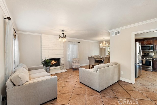 Detail Gallery Image 4 of 40 For 1027 Eclipse, Ontario,  CA 91762 - 4 Beds | 2/1 Baths