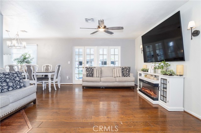 Detail Gallery Image 5 of 28 For 8006 Zelzah, Reseda,  CA 91335 - 4 Beds | 2 Baths