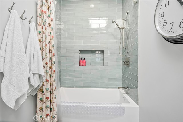 Detail Gallery Image 19 of 36 For 2200 Walnut Ave, Manhattan Beach,  CA 90266 - 5 Beds | 4/1 Baths