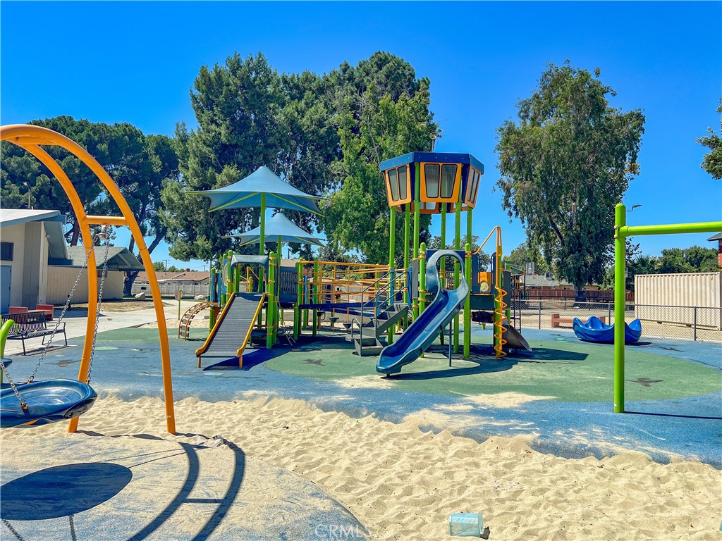 https://media.crmls.org/medias/a8a9dd03-ebb0-444a-9bcc-6a07203291a2.jpg?preset=X-Large