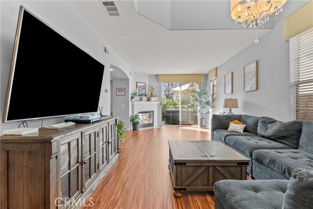 Detail Gallery Image 4 of 37 For 24714 Avignon Dr, Valencia,  CA 91355 - 3 Beds | 3 Baths