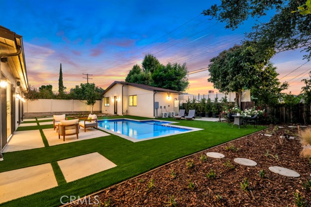 Detail Gallery Image 7 of 46 For 4801 Abbeyville Ave, Woodland Hills,  CA 91364 - 5 Beds | 5/2 Baths