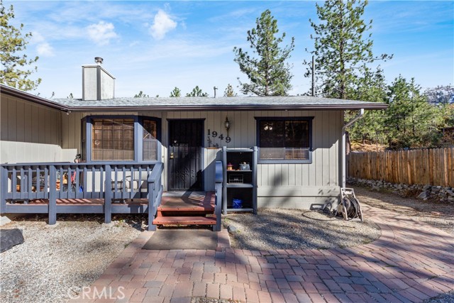 Detail Gallery Image 3 of 34 For 1949 Twin Lakes Dr, Wrightwood,  CA 92397 - 3 Beds | 2 Baths