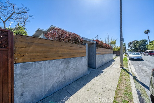 828 Indiana Avenue, Venice CA: https://media.crmls.org/medias/a8afb7c7-019f-4601-82a7-cef917a7597a.jpg