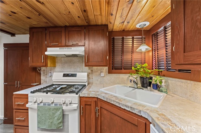 Detail Gallery Image 11 of 22 For 2332 Eagle Ln, Running Springs,  CA 92382 - 2 Beds | 1/1 Baths