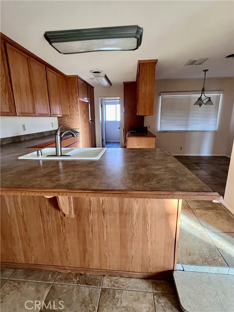 Detail Gallery Image 4 of 14 For 44519 Foxton, Lancaster,  CA 93535 - 5 Beds | 3 Baths