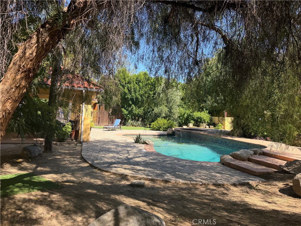 https://media.crmls.org/medias/a8b1648a-4cb8-4250-b05d-27e484f0a286.jpg?preset=X-Large
