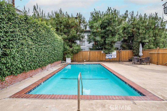 1222 N Olive Dr, West Hollywood CA: https://media.crmls.org/medias/a8b63056-2240-467c-80a0-1d3ac0d62e7c.jpg