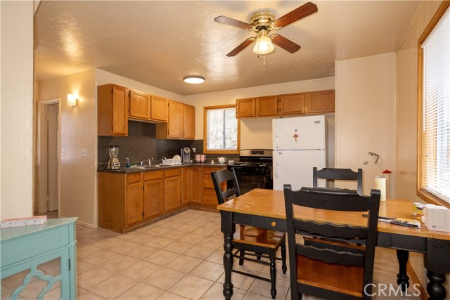 809 San Bernardino Avenue, Sugarloaf CA: https://media.crmls.org/medias/a8b66ed9-0222-406d-8da0-37b92bf5486d.jpg