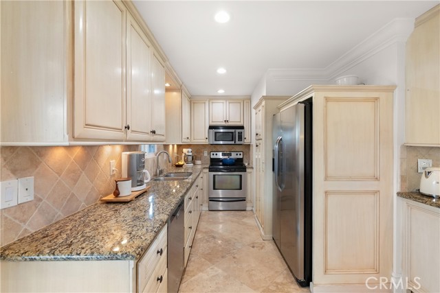 19817 RAMSGATE Lane, Huntington Beach CA: https://media.crmls.org/medias/a8b9e085-fc3b-4411-9648-7cbde7256c0c.jpg