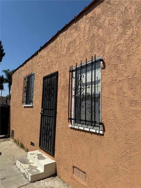 1229 E 89th Street, Los Angeles CA: https://media.crmls.org/medias/a8ba59fa-0034-420d-82f2-2426d242fb90.jpg