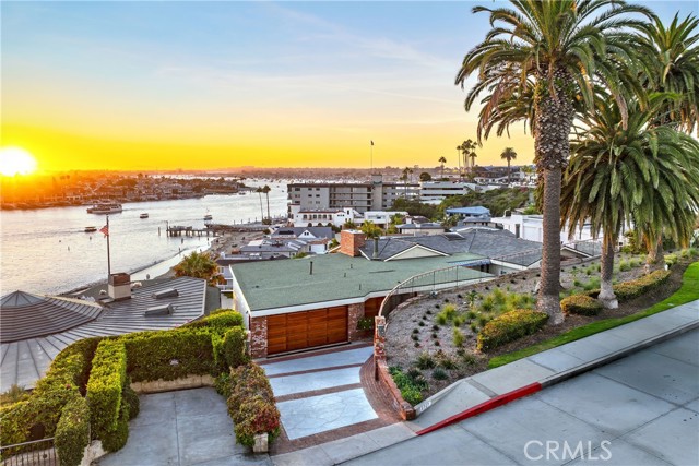 2727 Ocean Boulevard, Corona del Mar CA: https://media.crmls.org/medias/a8bfa7c5-cc44-488d-a410-9a83bfa85c6b.jpg