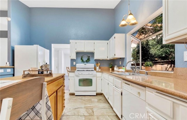 Detail Gallery Image 7 of 11 For 12565 High Desert Rd, Victorville,  CA 92392 - 4 Beds | 2 Baths