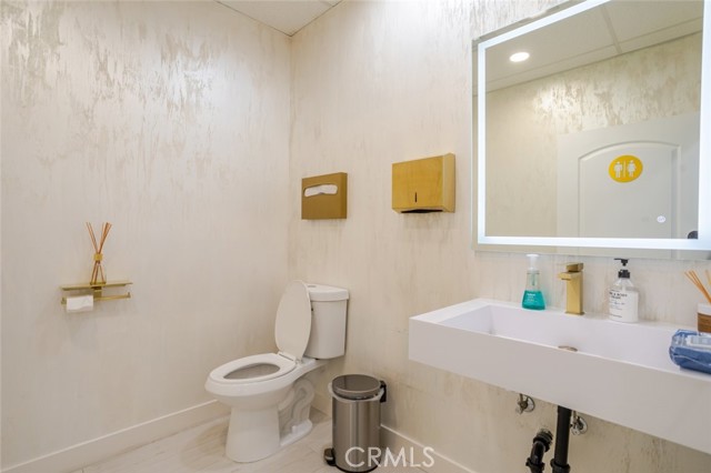  Commercial for Sale in Encino, California