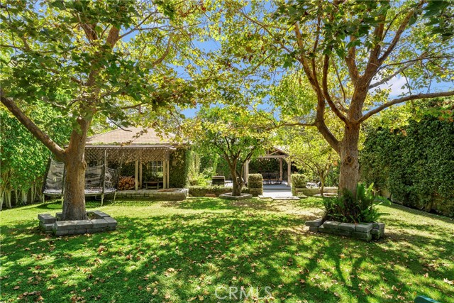 1046 E Grinnell Drive, Burbank CA: https://media.crmls.org/medias/a8ca6e5e-fb24-4f98-8681-70674dad63d3.jpg