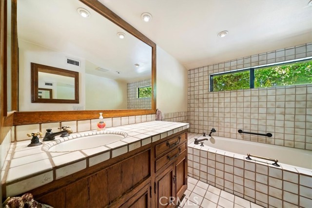 901 E Walnut Avenue, Glendora CA: https://media.crmls.org/medias/a8cf5fb1-4813-4c25-ab5d-e357f6877874.jpg