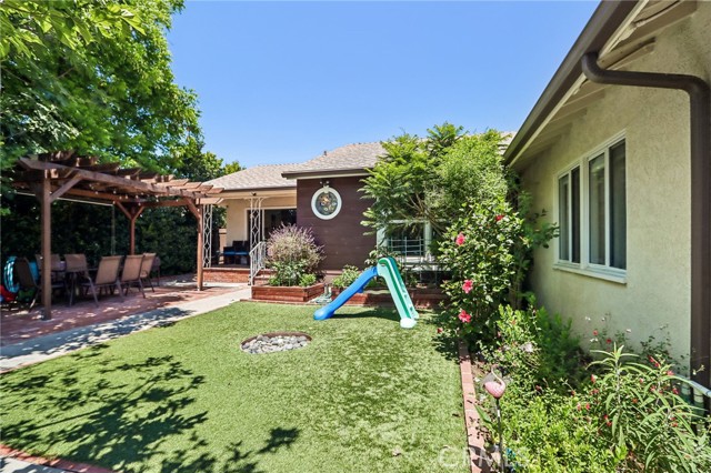 18937 Sylvan Street photo 2