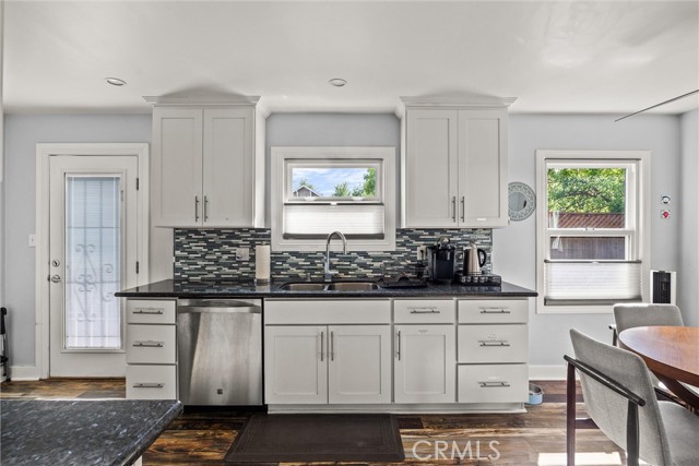 Detail Gallery Image 4 of 53 For 225 W 12th St, Chico,  CA 95928 - 3 Beds | 3 Baths