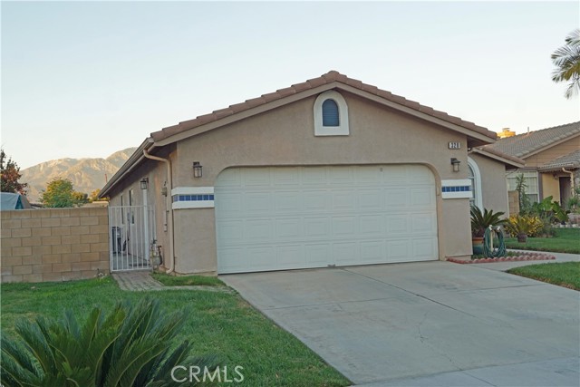 328 Manzanita Court, Ontario CA: https://media.crmls.org/medias/a8d24725-c0bd-4514-a57a-12a042cb0777.jpg