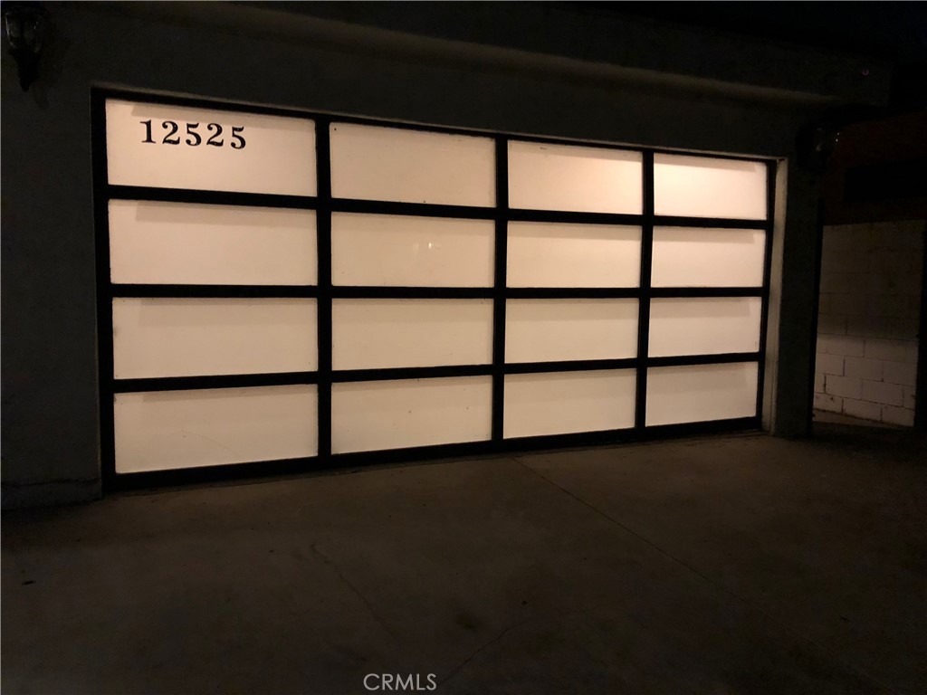 https://media.crmls.org/medias/a8d4f5bc-ce2e-4ce0-a331-57ff29651bc2.jpg?preset=X-Large