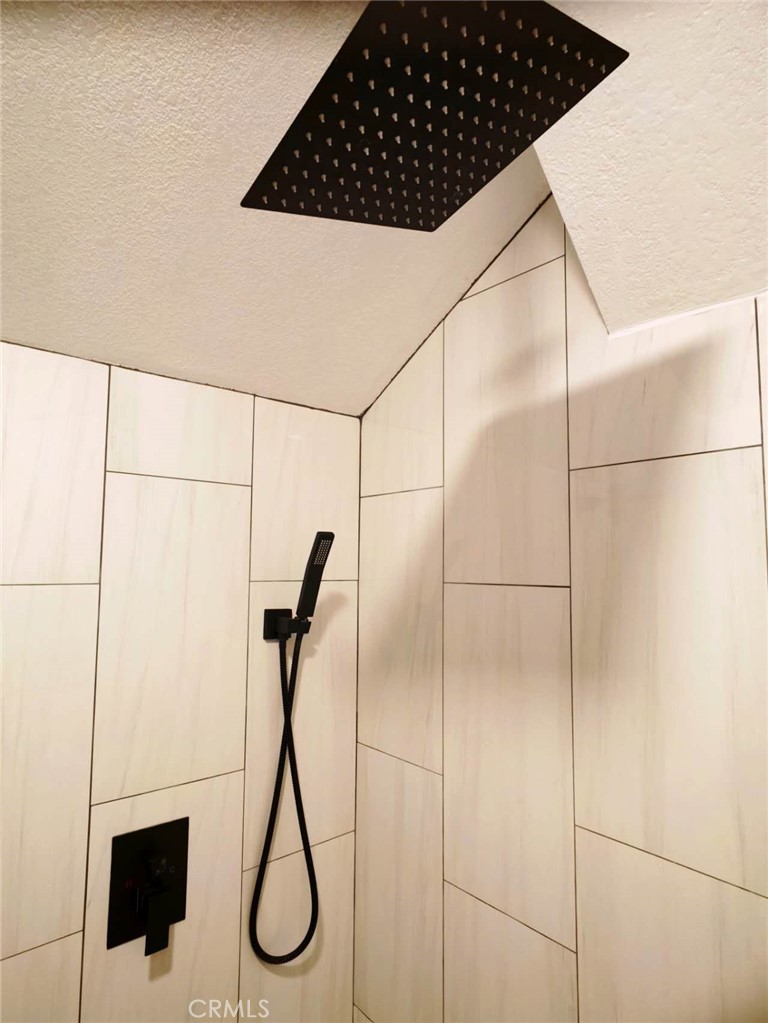https://media.crmls.org/medias/a8d4fb51-69b1-4cda-98a5-a09c9a5bb7a8.jpg?preset=X-Large