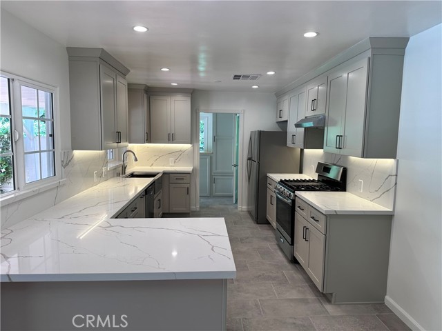 Detail Gallery Image 14 of 47 For 5369 Topeka Dr, Tarzana,  CA 91356 - 3 Beds | 2/1 Baths
