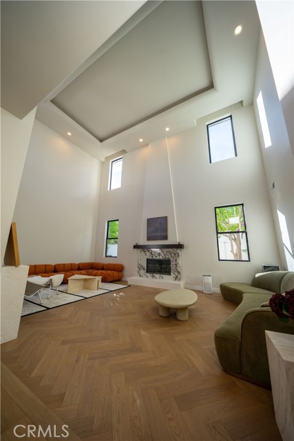 Detail Gallery Image 15 of 74 For 17437 Oak Creek Ct, Encino,  CA 91316 - 5 Beds | 5/1 Baths