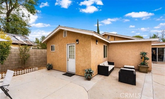7327 N Loma Verde Avenue, Canoga Park CA: https://media.crmls.org/medias/a8d8fb2c-a938-492e-8959-3ecadbc94cbd.jpg