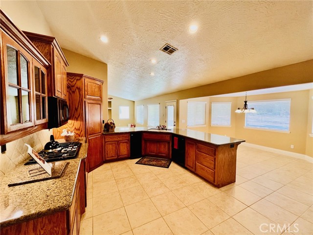 Detail Gallery Image 7 of 48 For 19640 Yanan Rd, Apple Valley,  CA 92307 - 4 Beds | 3 Baths