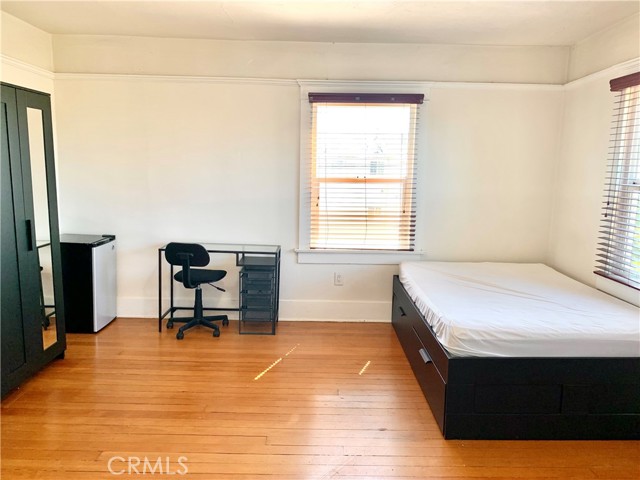 1327 W 35th Street, Los Angeles CA: https://media.crmls.org/medias/a8dbc671-05e0-480f-920f-cb9d661b71a9.jpg