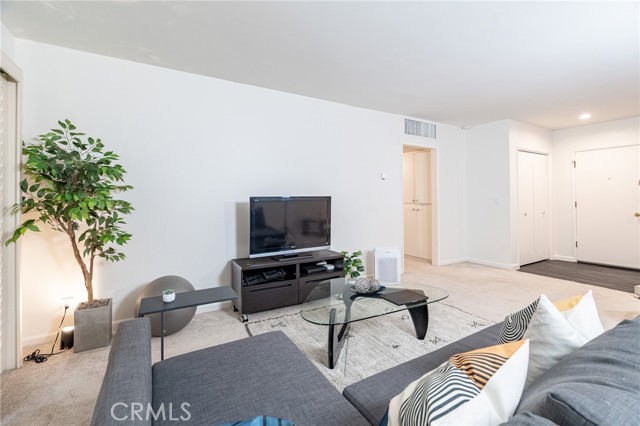 927 N Kings Road, West Hollywood CA: https://media.crmls.org/medias/a8dd20d4-f26b-4f12-ae7e-a039519a2831.jpg