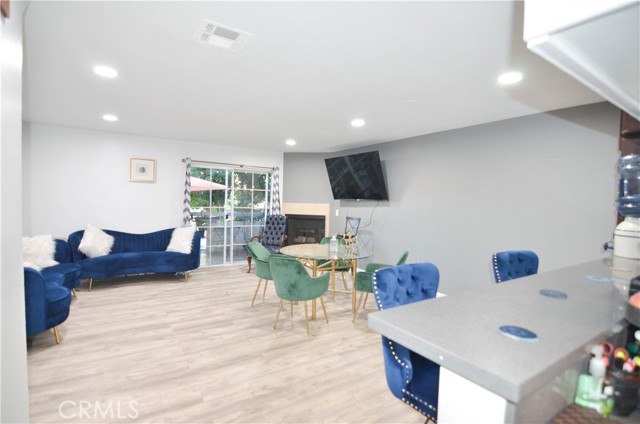 Detail Gallery Image 2 of 15 For 6939 Alabama Ave #112,  Canoga Park,  CA 91303 - 2 Beds | 2 Baths