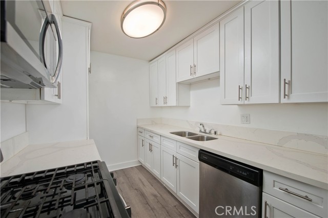 5415 Newcastle Avenue, Encino CA: https://media.crmls.org/medias/a8e18a72-f437-47e8-8f65-ecffba721421.jpg