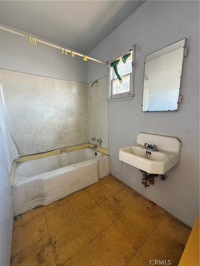 https://media.crmls.org/medias/a8e1b613-ee75-4b16-ba46-aeb4b3401847.jpg?preset=X-Large