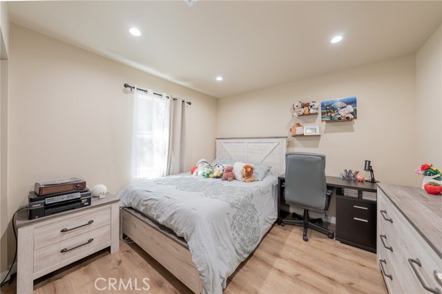 9720 Hayvenhurst photo 22