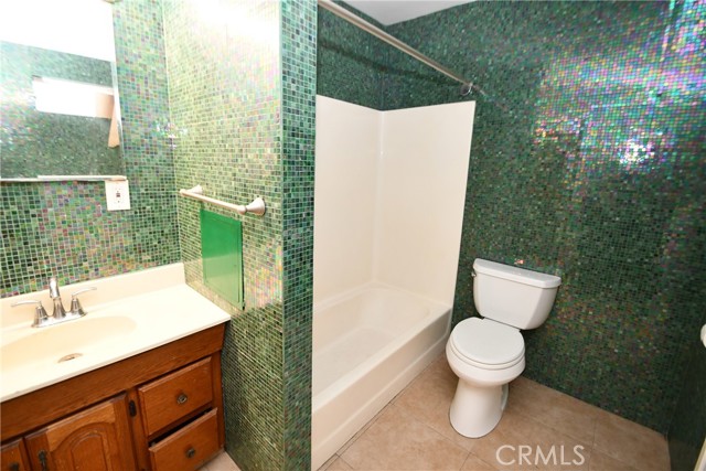 Detail Gallery Image 20 of 22 For 14103 Fonthill Ave a,  Hawthorne,  CA 90250 - 6 Beds | 3 Baths